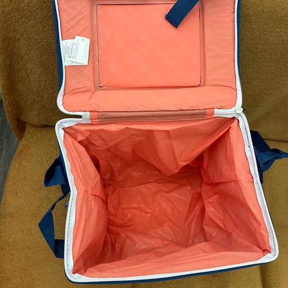 New foldable cooler - Picture 3 of 4